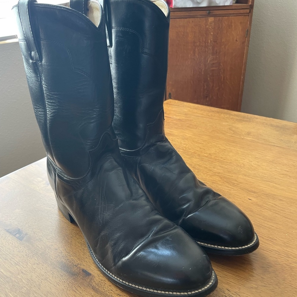 Selling a size 10 1/2 D Mens Tony Lama black round toe cowboy boots